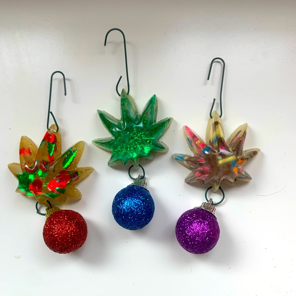 2/30$ 3Pc Cannabis Leaf Christmas Ornament